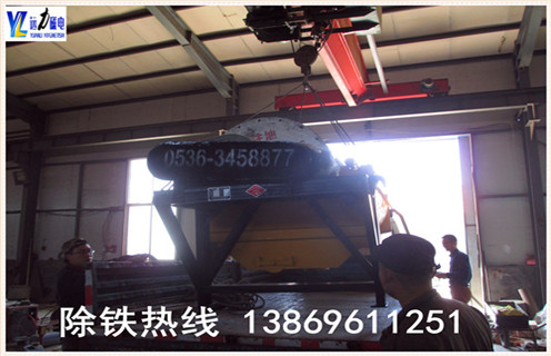 2.遠(yuǎn)力磁電專業(yè)生產(chǎn)各種設(shè)備 干式磁選機(jī),濕式磁選機(jī),赤鐵礦磁選機(jī),褐鐵礦磁選機(jī),鏡鐵礦磁選機(jī),錳礦磁選機(jī)等.擁有精良的加工設(shè)備,雄厚的科研力量,先進(jìn)的工藝編排和現(xiàn)代化的管理,是磁選機(jī)設(shè)備定點(diǎn)生產(chǎn)企業(yè).我們?yōu)榭蛻籼峁﹥?yōu)質(zhì)的售前技術(shù)服務(wù),認(rèn)真介紹各種設(shè)備的技術(shù)特點(diǎn).要求及用途,為客戶提供詳盡的設(shè)備配置和合理的報(bào)價(jià),在保證質(zhì)量的前提下盡量降低客戶的投資成本.我廠有各類小型磁選機(jī)試驗(yàn)設(shè)備,可為用戶免費(fèi)做選礦試驗(yàn).