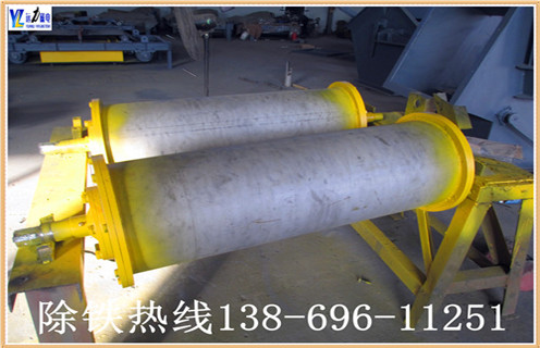 1.干式永磁滾筒采用人民共和國機(jī)械工業(yè)標(biāo)準(zhǔn)“JB / 7895-1999”,采用稀土復(fù)合磁性系統(tǒng),并采用高強(qiáng)度膠(J-39)粘結(jié)和環(huán)氧灌注,磁性表面用不銹鋼加強(qiáng)膠膠掛膠,不脫落.氣缸兩端的密封墊圈涂有塑料密封,確保無水;整體采用先進(jìn)的技術(shù)和合理的結(jié)構(gòu).經(jīng)過特殊設(shè)計(jì),使的磁場強(qiáng)度分布更為合理,分選效果更明顯. 2.此碎鋼磁選機(jī)永磁筒體機(jī)身通過特殊設(shè)計(jì),不易堵塞材料,運(yùn)行材料.通過半逆流類型.